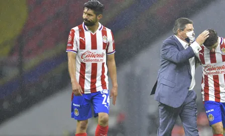 Chivas: Oribe Peralta, criticado tras defenderse por actitud al final del Clásico