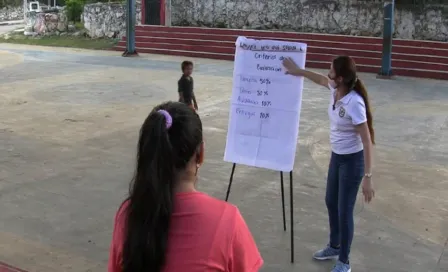 Coronavirus: Maestra de Yucatán da clases a niños sin acceso a internet en cancha de basquetbol