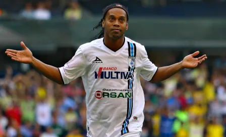 Ronaldinho presumió anillo de lujo con Querétaro mal escrito