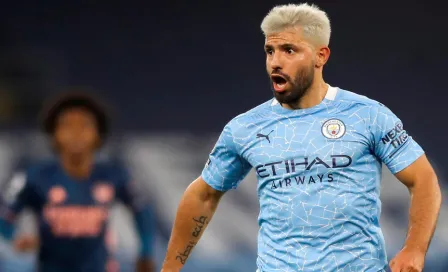 Sergio Agüero, criticado por tomar del cuello a jueza de línea en victoria del City sobre Arsenal