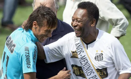 Pelé y Neymar intercambiaron elogios en el cumpleaños de O Rei 