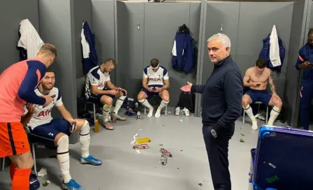 Mourinho mostró a jugadores de Tottenham 'concentrados' en celulares en el vestidor