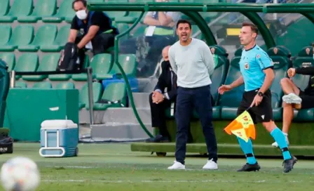 Video: Entrenador del Huesca hizo reto de la botella en pleno partido contra el Madrid