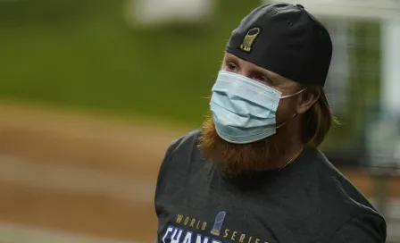 Justin Turner: No recibirá castigo por festejar campeonato de Dodgers contagiado de Covid-19