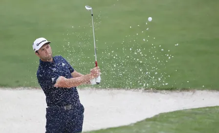 Jon Rahm realizó un espectacular hoyo en uno; la bola saltó tres veces en el agua