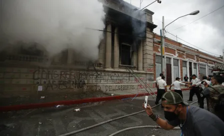 Guatemala: Manifestantes incendiaron Congreso del país centroamericano durante protesta