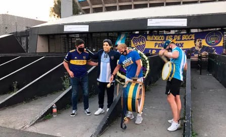 Maradona: Aficionados realizan homenaje al Pelusa en las afueras del Estadio Azteca