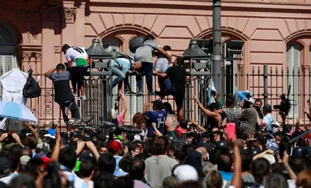 Maradona: Incidentes en la Casa Rosada interrumpen acceso de aficionados al velorio de 'D10S'