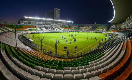 León: Sacerdote roció agua bendita en cancha del Nou Camp previó a Vuelta de CF 