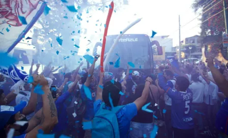 Cruz Azul: Afición recibió a La Máquina con pasillo a su llegada al Estadio Azteca