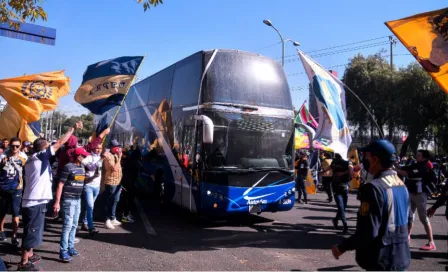 Pumas: Aficionados recibieron y apoyaron a su equipo a las afueras de CU