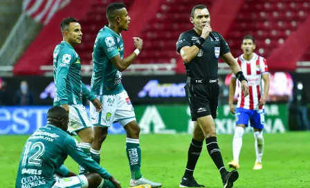 Chivas: Carlos Reinoso criticó la falta de uso del VAR en la Semifinal de Ida ante León