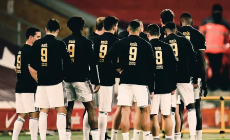 Raúl Jiménez: Wolves calentó con camisetas de apoyo para el mexicano