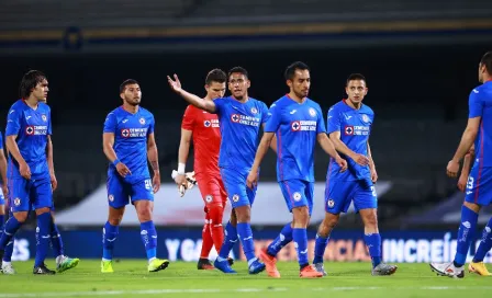 Video: Aficionado de Cruz Azul quemó su playera tras remontada ante Pumas