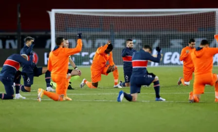 PSG vs Istanbul: Árbitros y jugadores se unieron en gesto solidario contra el racismo