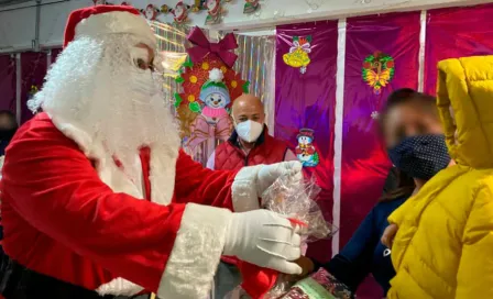 Santa Claus visitó Centro de Reinserción Social de Santa Martha Acatitla para dar regalos a niños