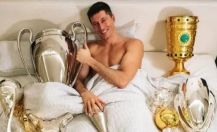 Lewandowski: Compartió peculiar foto presumiendo todos sus trofeos del 2020