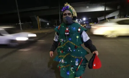 Hombre vestido de árbol de Navidad anima las calles y dirige el tránsito en CDMX