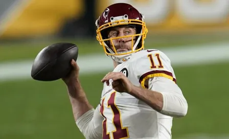 Alex Smith: Esposa del QB de Washington le hizo un trofeo con el soporte de su pierna operada