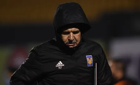 Tigres: Tuca Ferretti, suspendido un partido por fumar en la banca