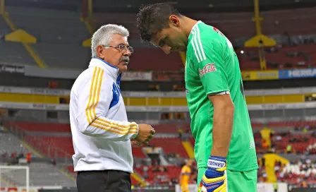 Video: Tuca Ferretti se la 'mentó' a Nahuel Guzmán en vuelo a Qatar