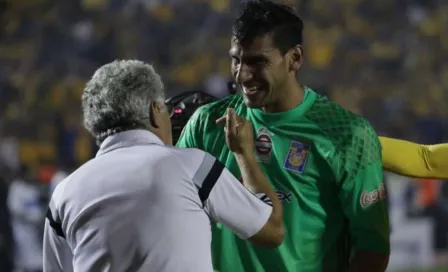 Video: Nahuel Guzmán 'molestó' al Tuca Ferretti mientras jugaba a la consola en el avión