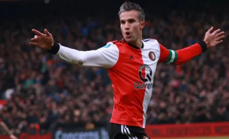 Video: Robin Van Persie regaló unos botines autografiados y niños 'explotan' de alegría