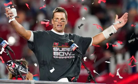 Tom Brady llegó en yate de 40 millones de pesos a desfile de Buccaneers