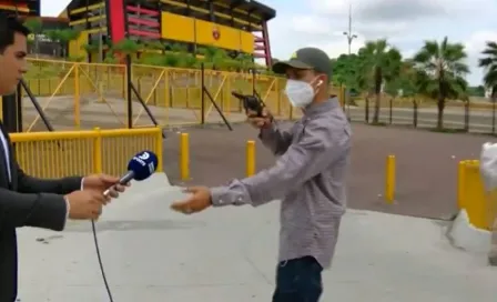 Video: Periodista fue asaltado durante grabación al exterior de un estadio de Ecuador