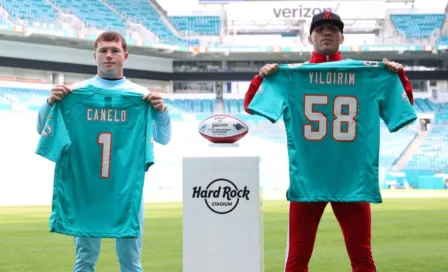 Canelo Álvarez posó con la playera de Miami Dolphins 