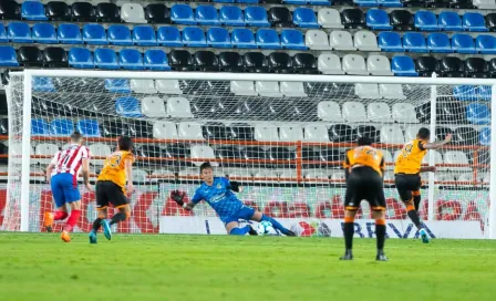 Chivas: Raúl Gudiño evitó derrota ante Pachuca al atajar penalti en los últimos minutos