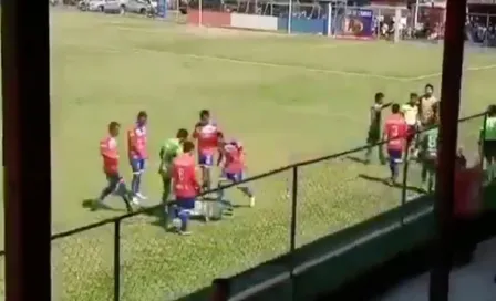 Video: Futbolista guatemalteco fingió ser agredido por el público para engañar al árbitro