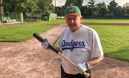 Video: AMLO se 'escapó' para practicar beisbol