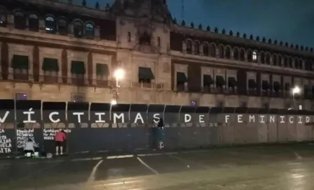 Feministas pintan vallas frente a Palacio Nacional con nombres de víctimas