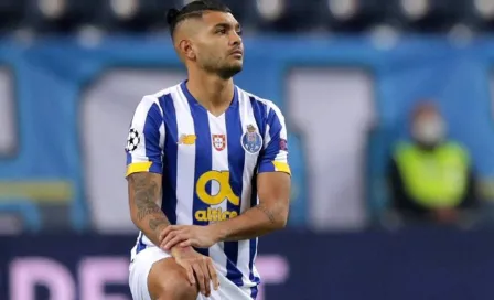 Tecatito Corona: Abandonó juego del Porto por choque de cabezas