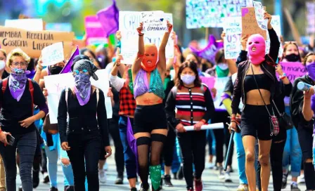 8M: Manifestantes derribaron parte de las vallas que protegen Palacio Nacional