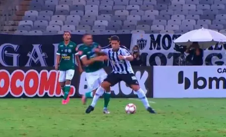 VIDEO: 'Hulk' mostró su fortaleza física al dejar sobre la lona a un rival en juego del Atlético Mineiro