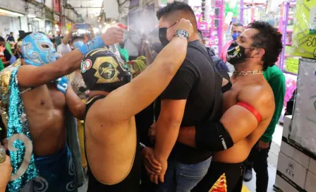 Luchadores del CMLL promovieron el uso de cubrebocas en la Central de Abastos