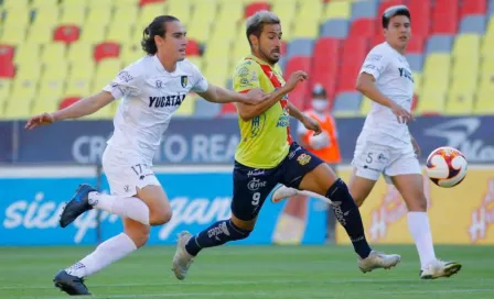 Video: Expulsan a jugador por dar balonazo en saque de banda en la Liga de Expansión