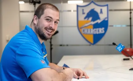 Chargers anunciaron la llegada de Corey Linsley con un video de 'Las pistas de Blue'