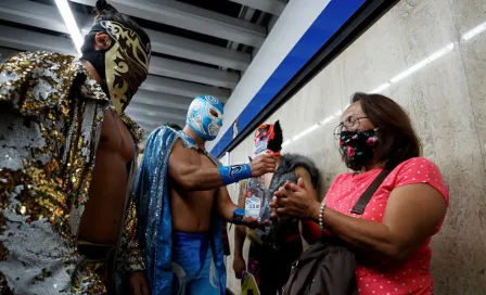 Luchadores promueven el uso de cubrebocas y gel antibacterial en metro de la CDMX