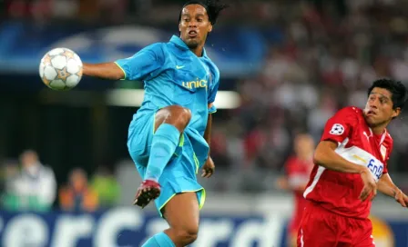 Video: Ronaldinho presumió 'baile' a Ricardo Osorio en un Barcelona vs Stuttgart