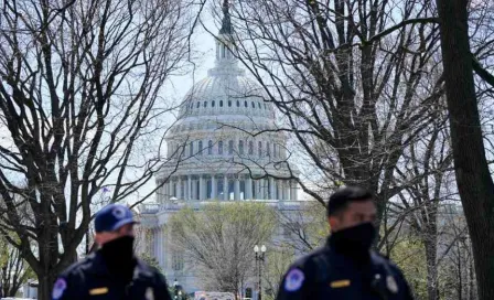 Capitolio: Un coche atropelló a dos policías y se lanzó contra la barricada