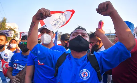 Cruz Azul: Afición rompió 'sana distancia' para recibir al club en Juárez