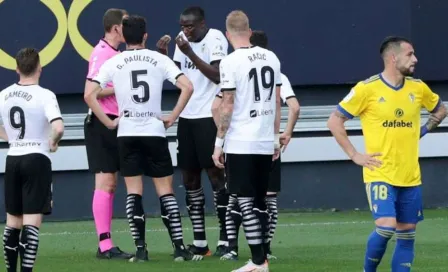 Valencia: Jugador de Cádiz le habría dicho 'negro de mier...' a Diakhaby