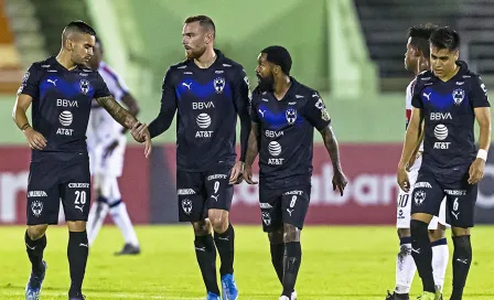 Concachampions: Afición de Rayados ignoró Covid-19 y apoyó afuera del estadio en Dominicana