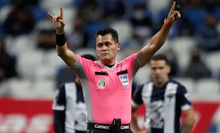 Monterrey vs Pachuca: Árbitro termina primer tiempo y regresa a jugadores por penal