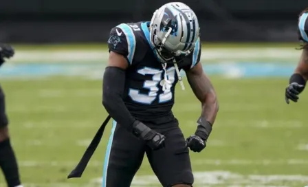 Juston Burris, jugador de las Carolina Panthers, propuso matrimonio en un campo de futbol americano