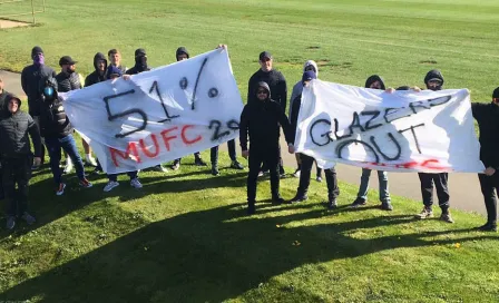 Manchester United: Fans protestaron contra los dueños en las instalaciones del club 