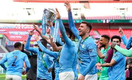 Jugadores del Manchester City tomaron sus medallas por protocolo sanitario